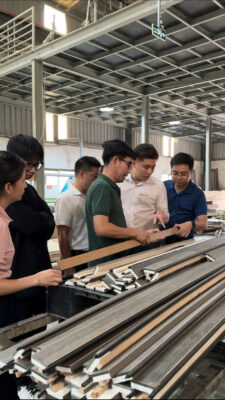 khach-hang-toi-tham-quan-nha-may-dolphin-group