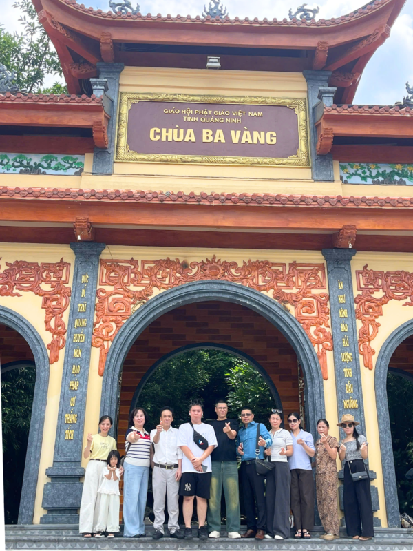 Đại gia đình Dolphin Group chụp ảnh lưu niệm tại Chùa Ba Vàng